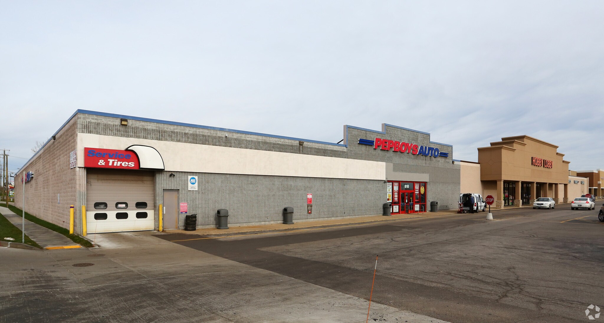 818-900 E Rollins Rd, Round Lake, IL for Rent