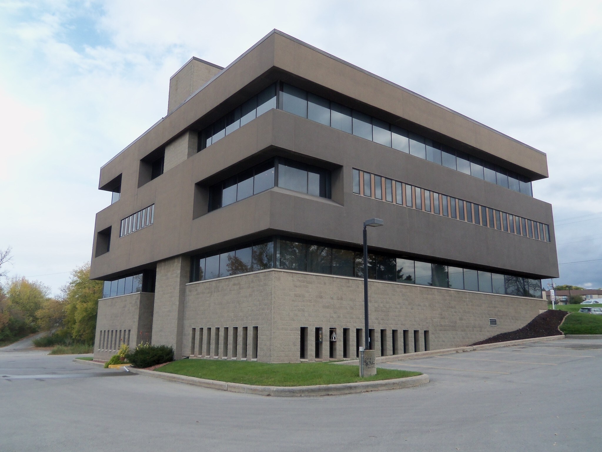 2020 Riverside Dr, Allouez, WI for Rent
