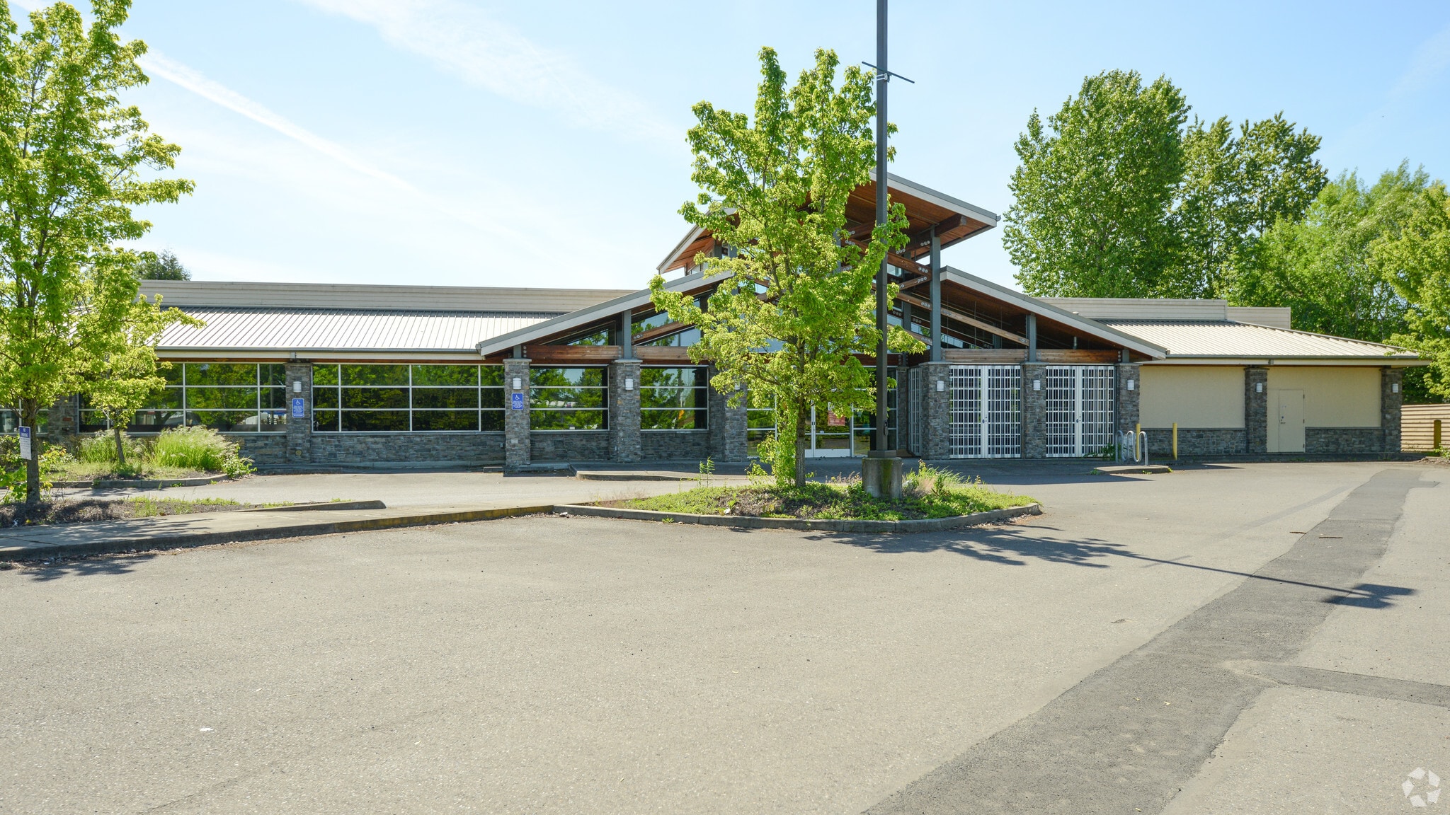 900 N Tomahawk Island Dr, Portland, OR for Sale