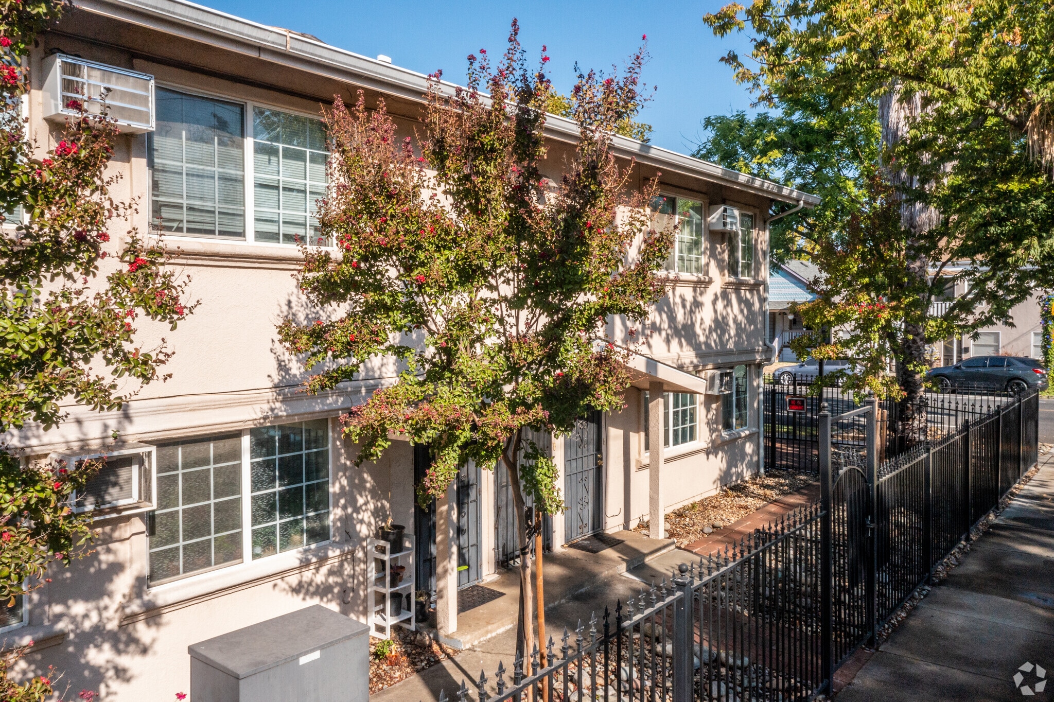 2700 32nd St, Sacramento, CA for Sale