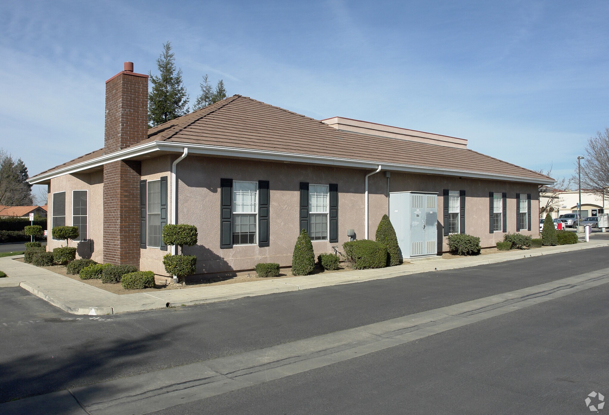 1445 N Schnoor St, Madera, CA for Sale