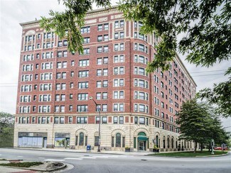 Chicago, IL Retail - 7100 S South Shore Dr