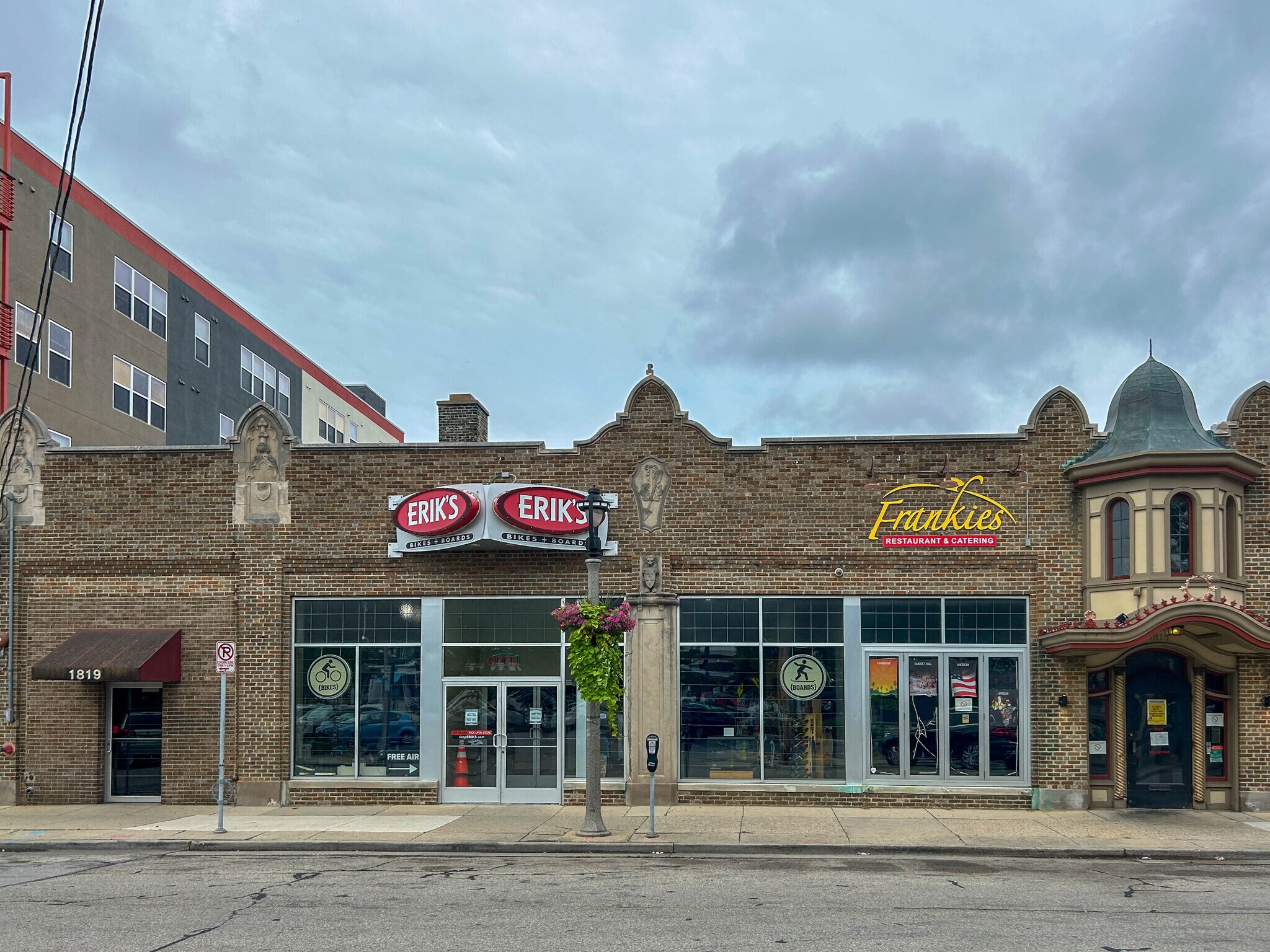 1819 E Kenilworth Pl, Milwaukee, WI for Rent