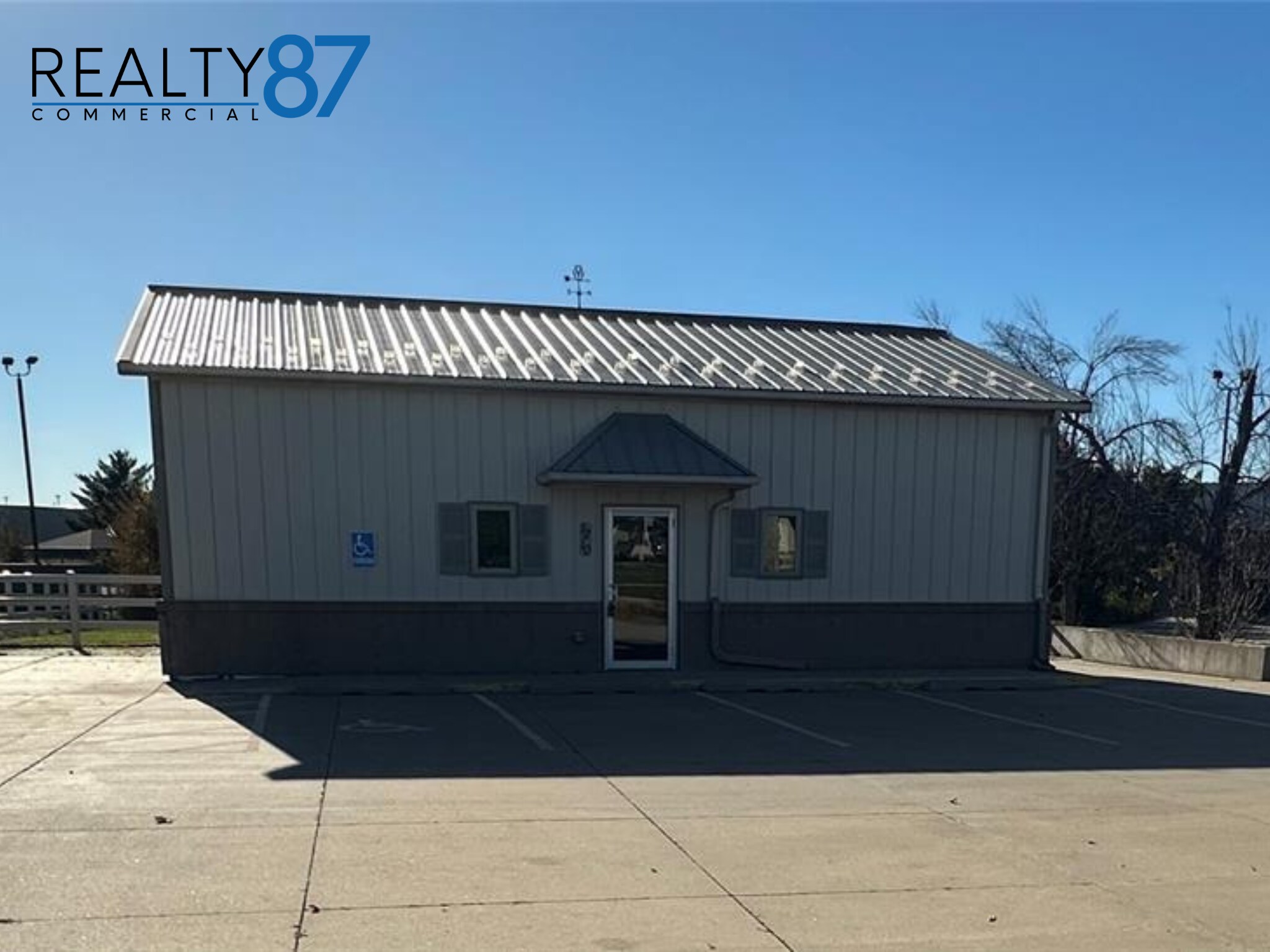 1210 N Center Point Rd, Hiawatha, IA for Sale