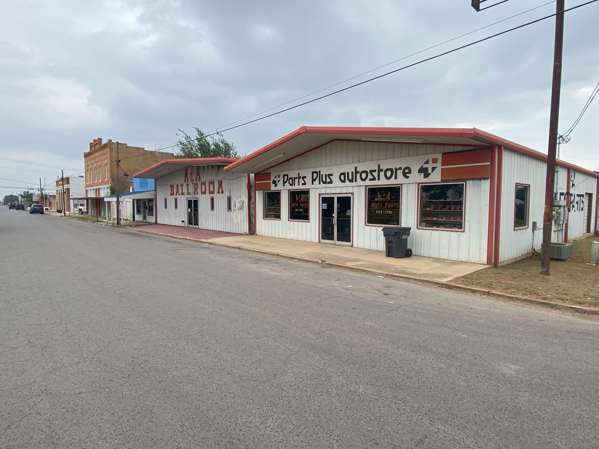 119 S Commerce St, Dilley, TX for Sale