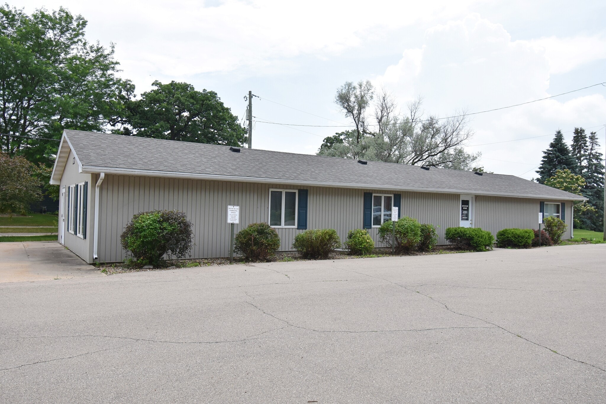 819 1st St E, Independence, IA for Sale