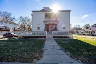 Iowa City, IA Apartments - 711 E Burlington St