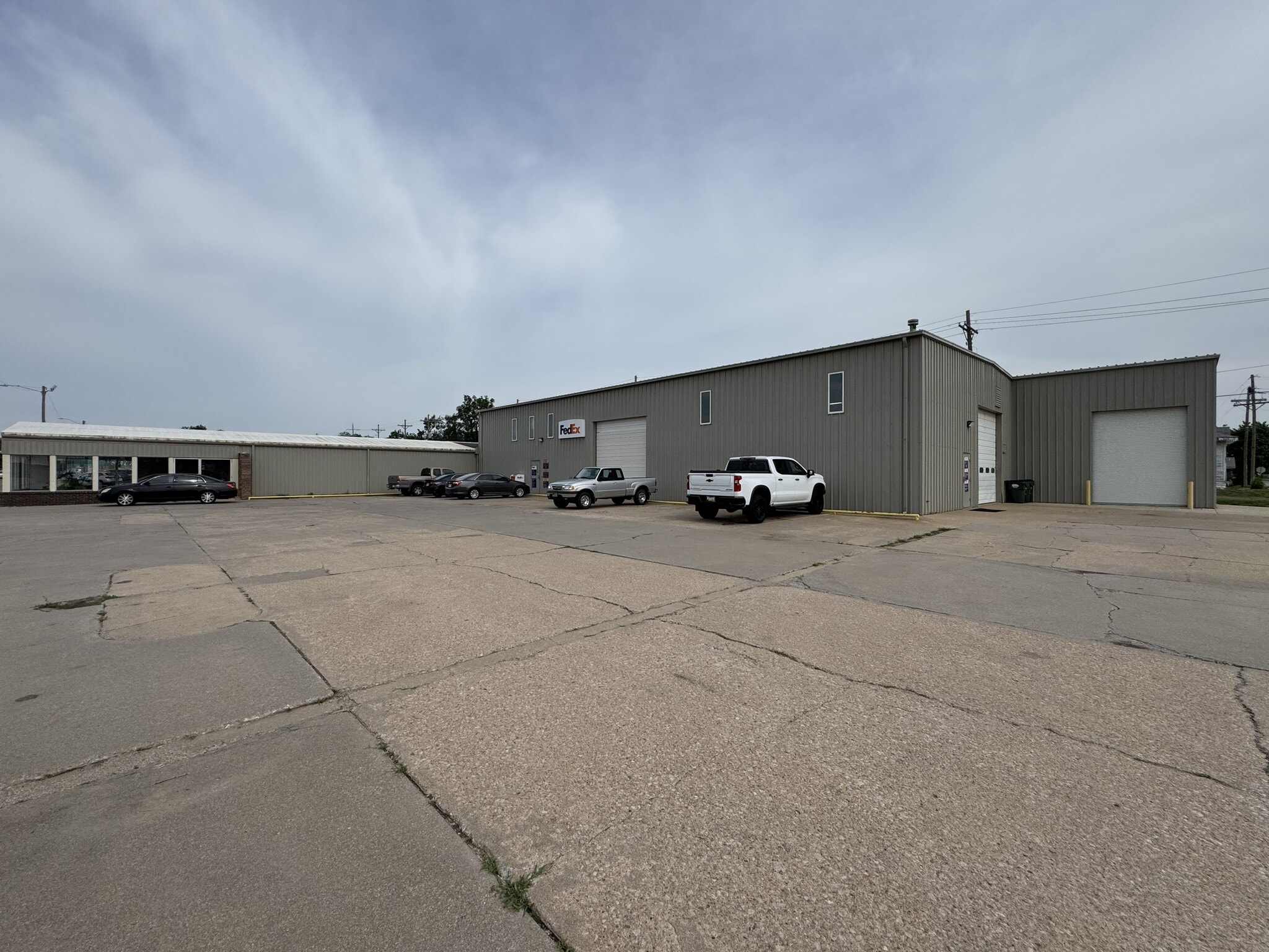 930 E 4th Ave, Hutchinson, KS for Sale