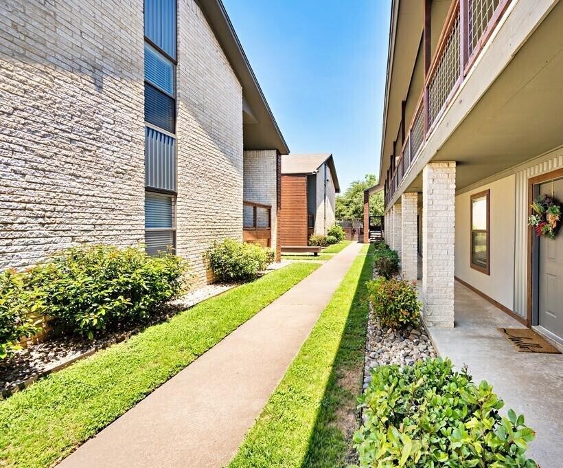 1368 S 12th St, Waco, TX for Sale