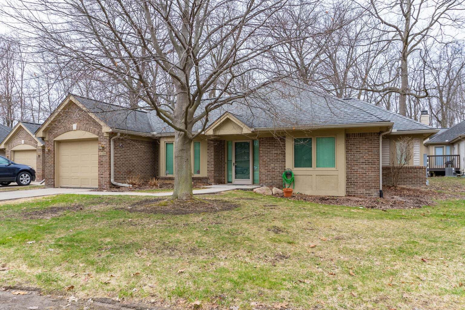 21329 Mulberry Ct, Farmington Hills, MI for Sale