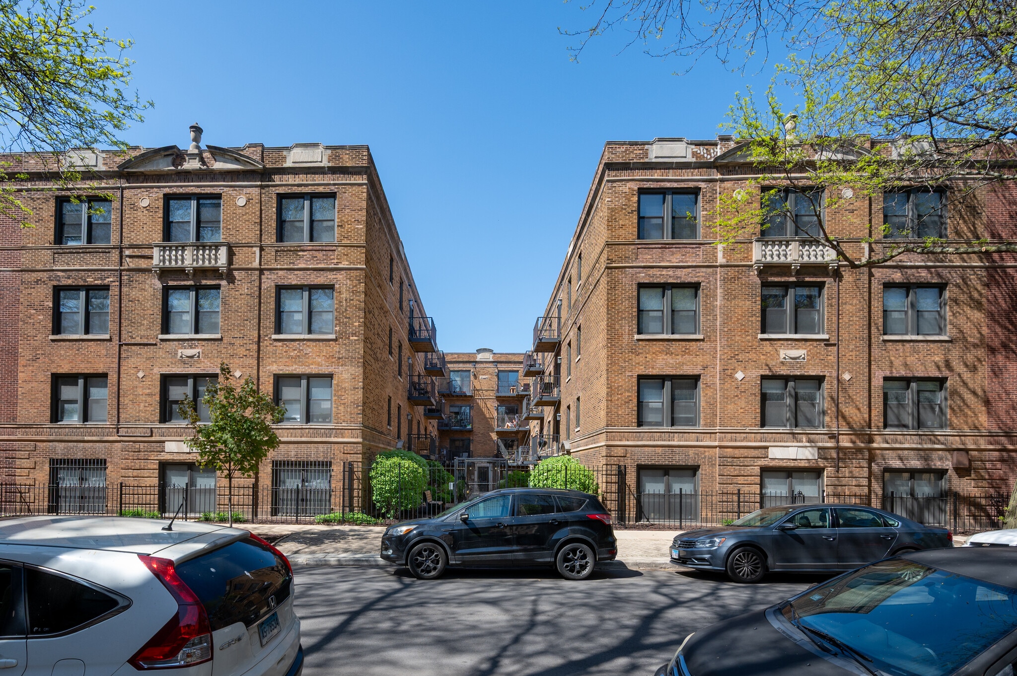 920 W Oakdale Ave, Chicago, IL for Sale