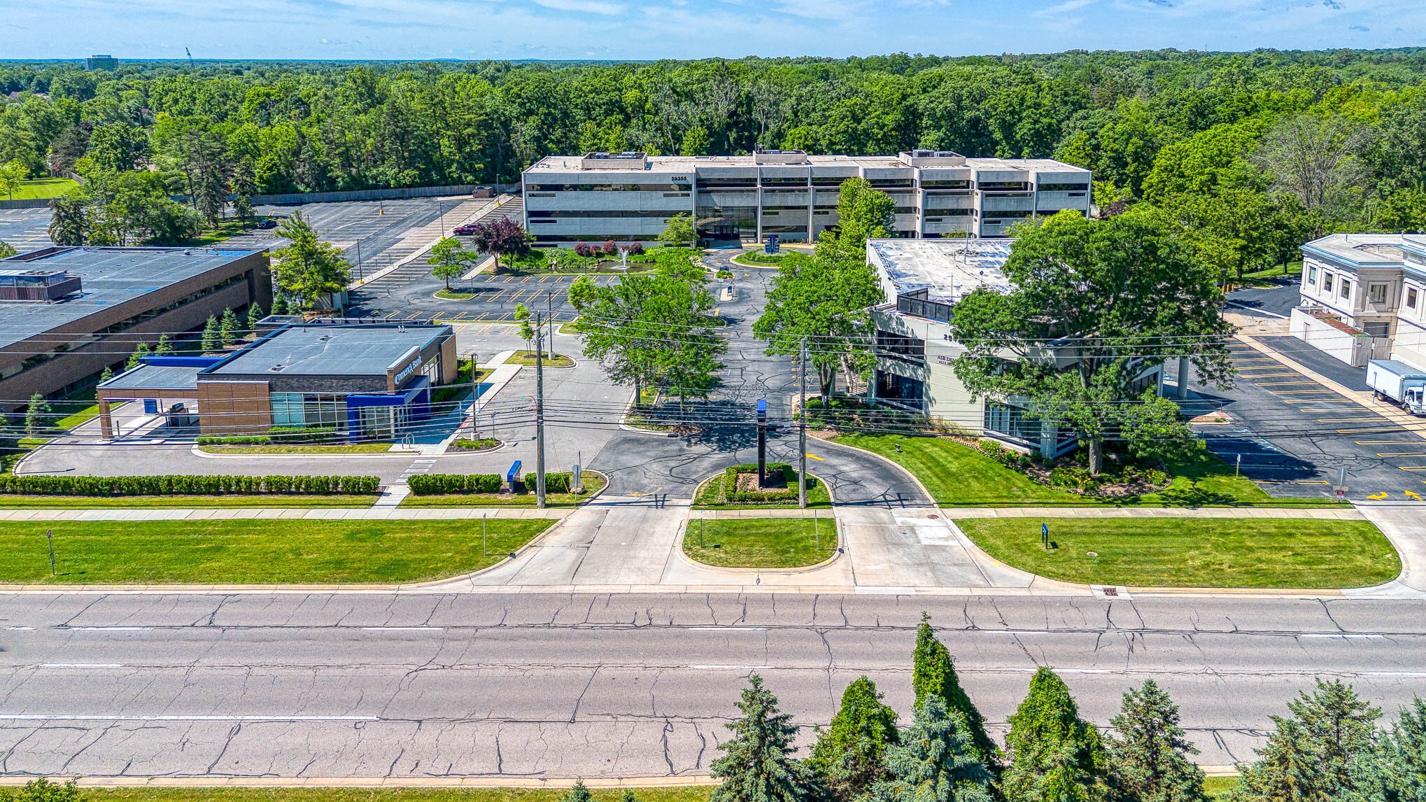 29355 Northwestern Hwy, Southfield, MI for Rent