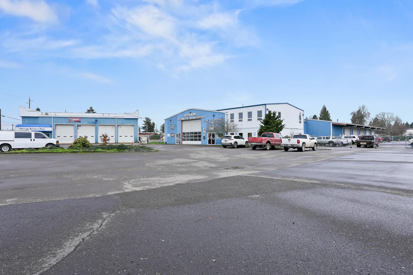 555 N Pacific Hwy, Woodburn, OR for Sale