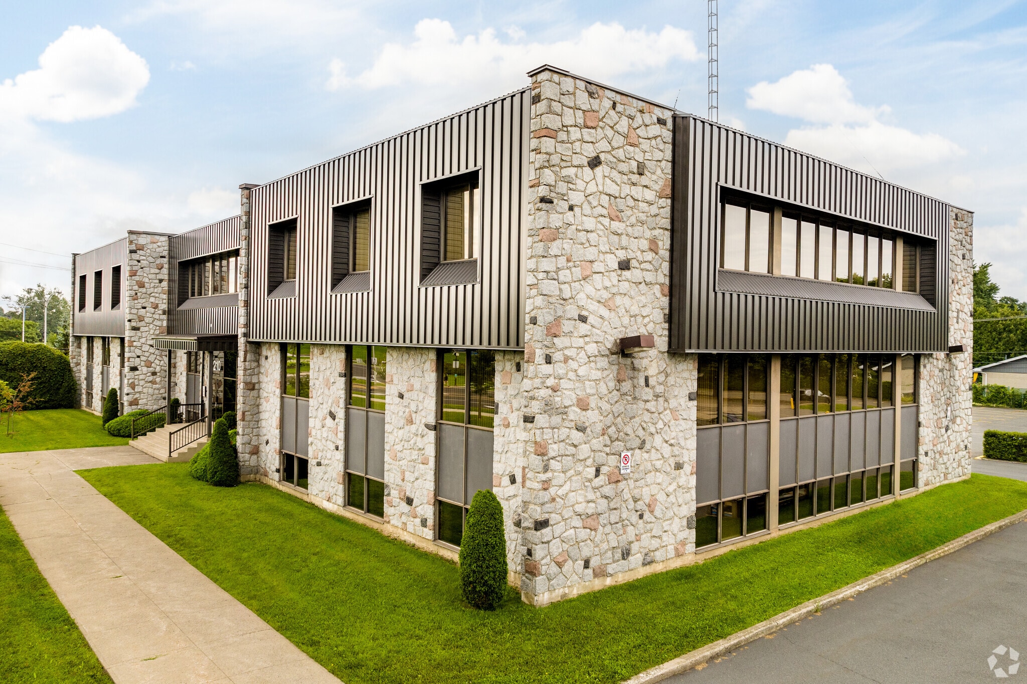 210 Boul De Montarville, Boucherville, QC for Rent