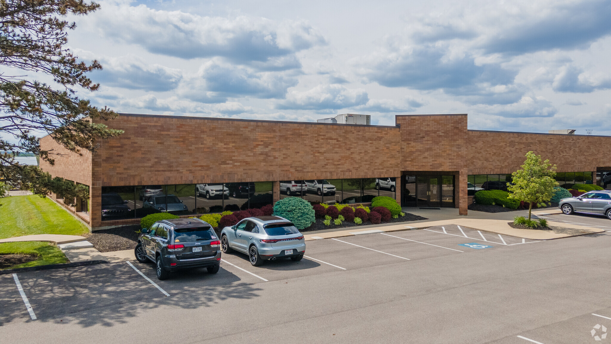 6305-6355 Centre Park Dr, West Chester, OH for Rent