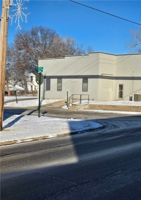 302 N Silver St, Paola, KS for Sale