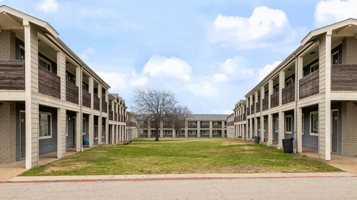 1025 W Wheatland Rd, Dallas, TX for Sale
