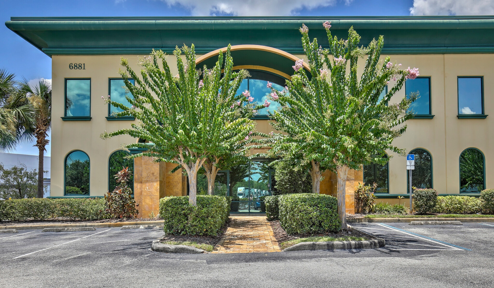 6881 Kingspointe Pky, Orlando, FL for Rent
