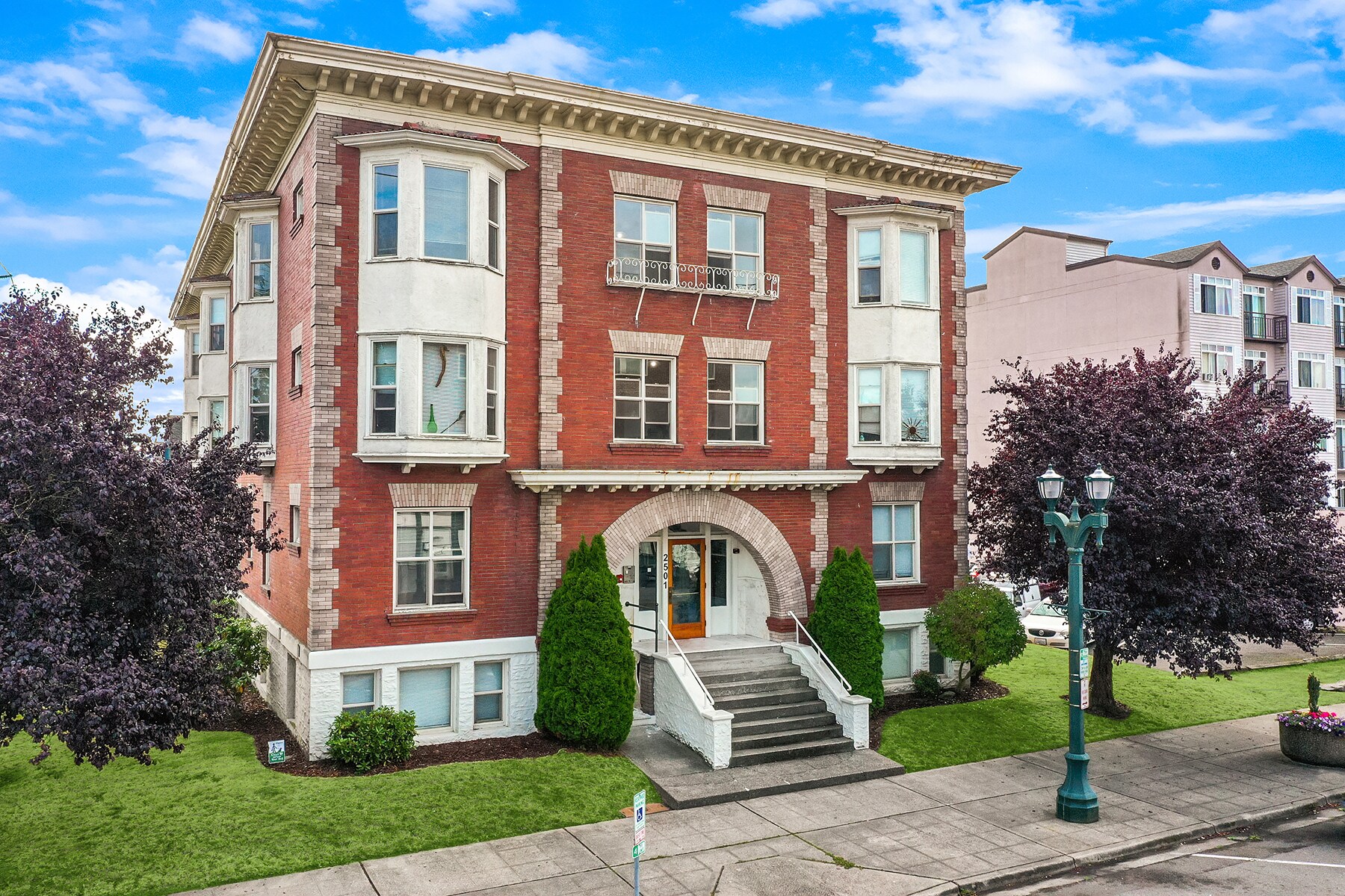 2501 Colby Ave, Everett, WA for Sale