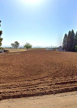 4588-4594 N McCall Ave