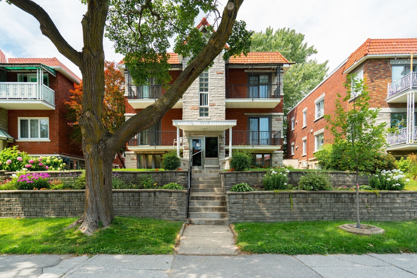3215 Rue Sherbrooke E, Montréal, QC for Sale