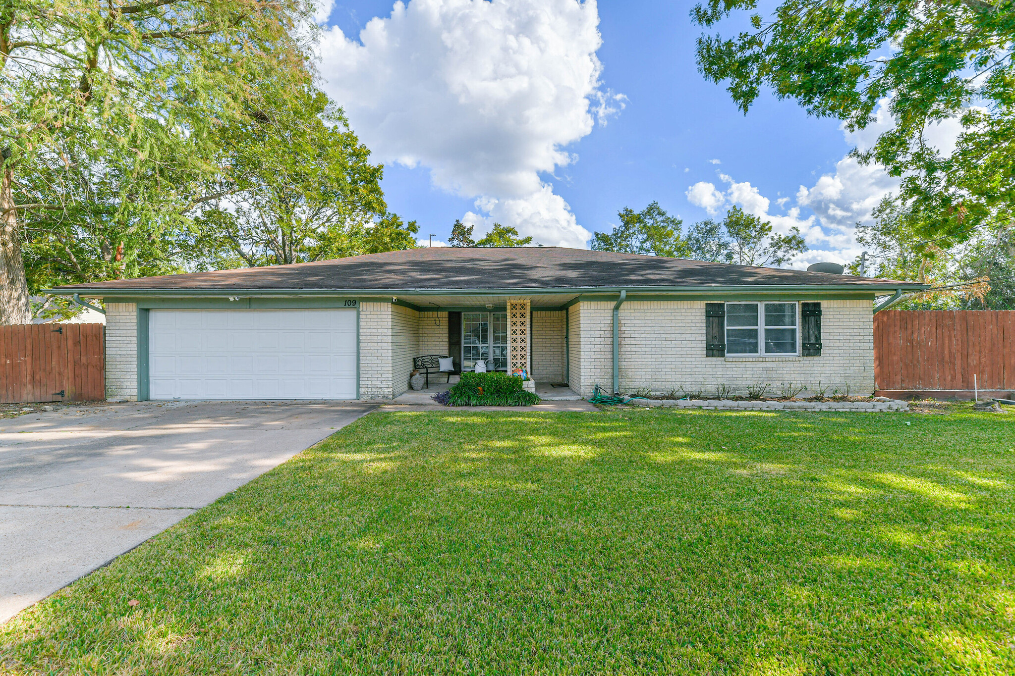 109 E Shadowbend Ave, Friendswood, TX for Sale