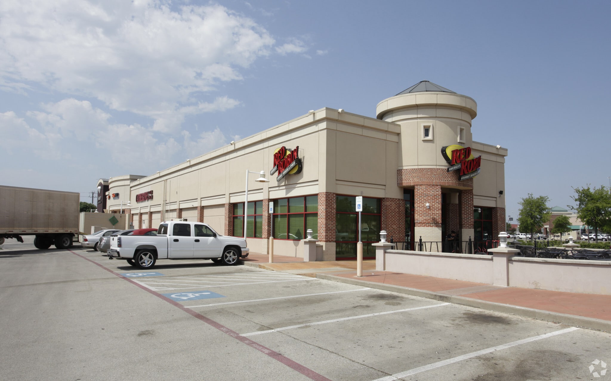 800-820 NE Mall Rd, Hurst, TX for Rent