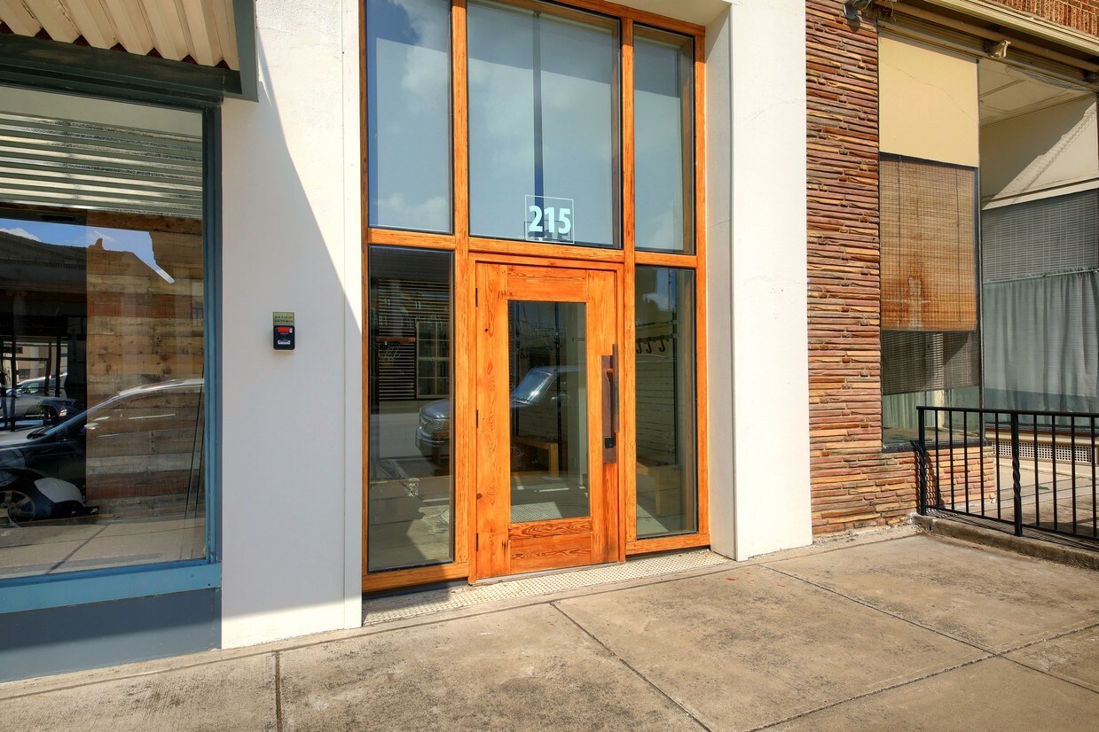 215 N Main St, Taylor, TX for Rent