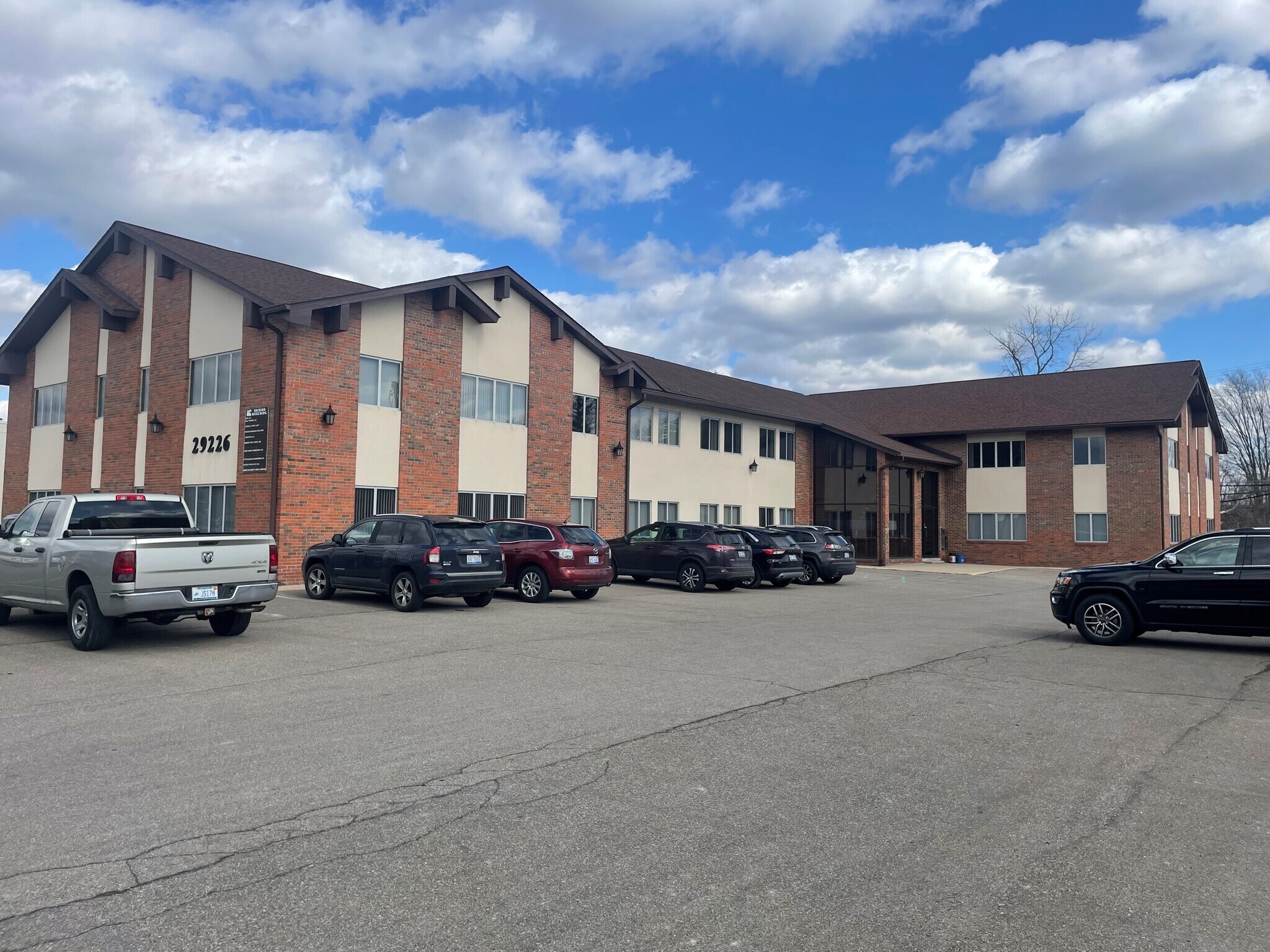 29226 Orchard Lake Rd, Farmington Hills, MI for Rent