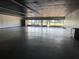 Dodge City, KS Office/Retail - 304 W Mcartor Rd