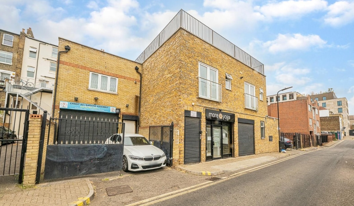 13 Birkbeck Mews, London, LND for Rent