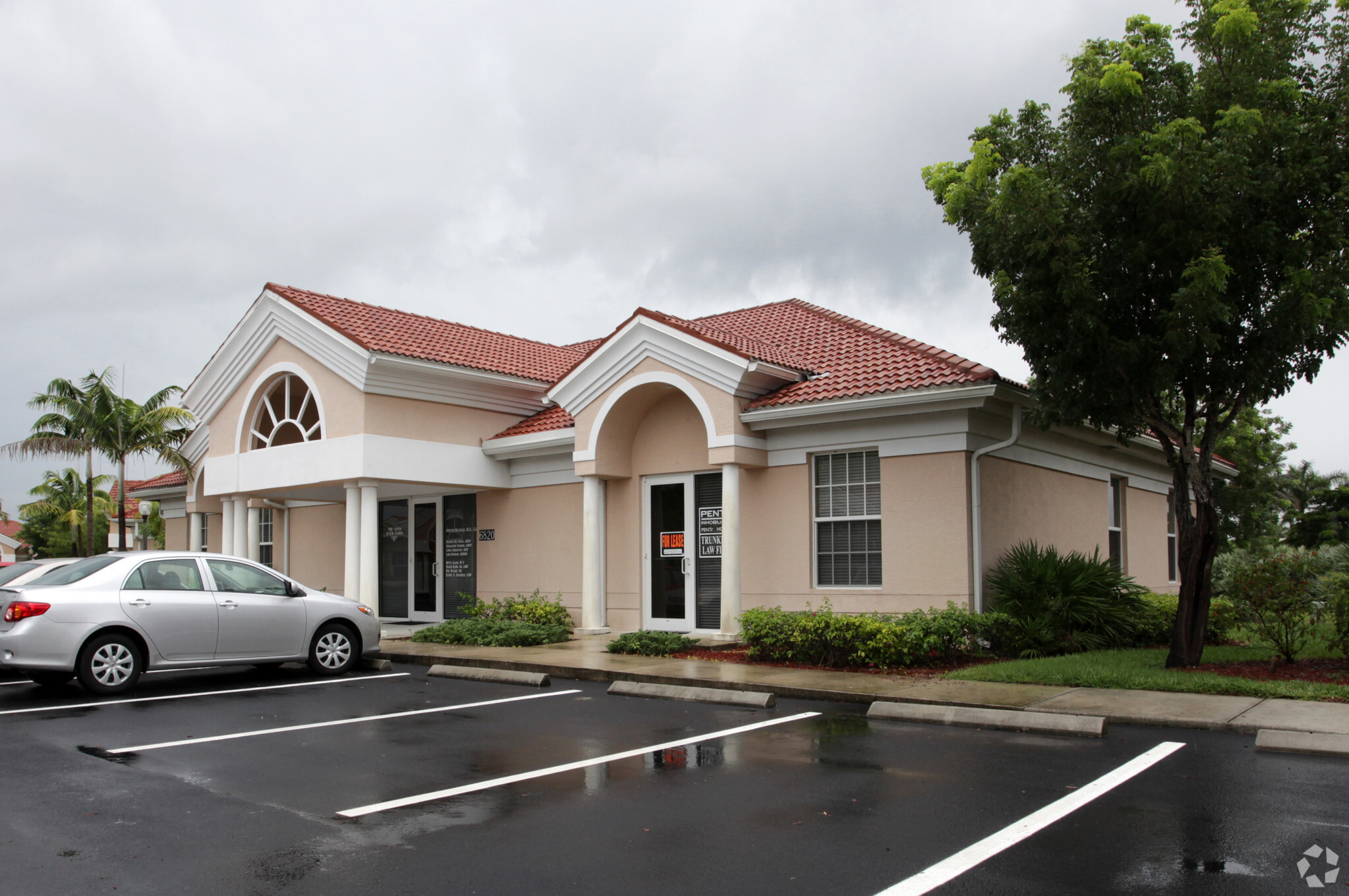 6820 Porto Fino Cir, Fort Myers, FL for Sale