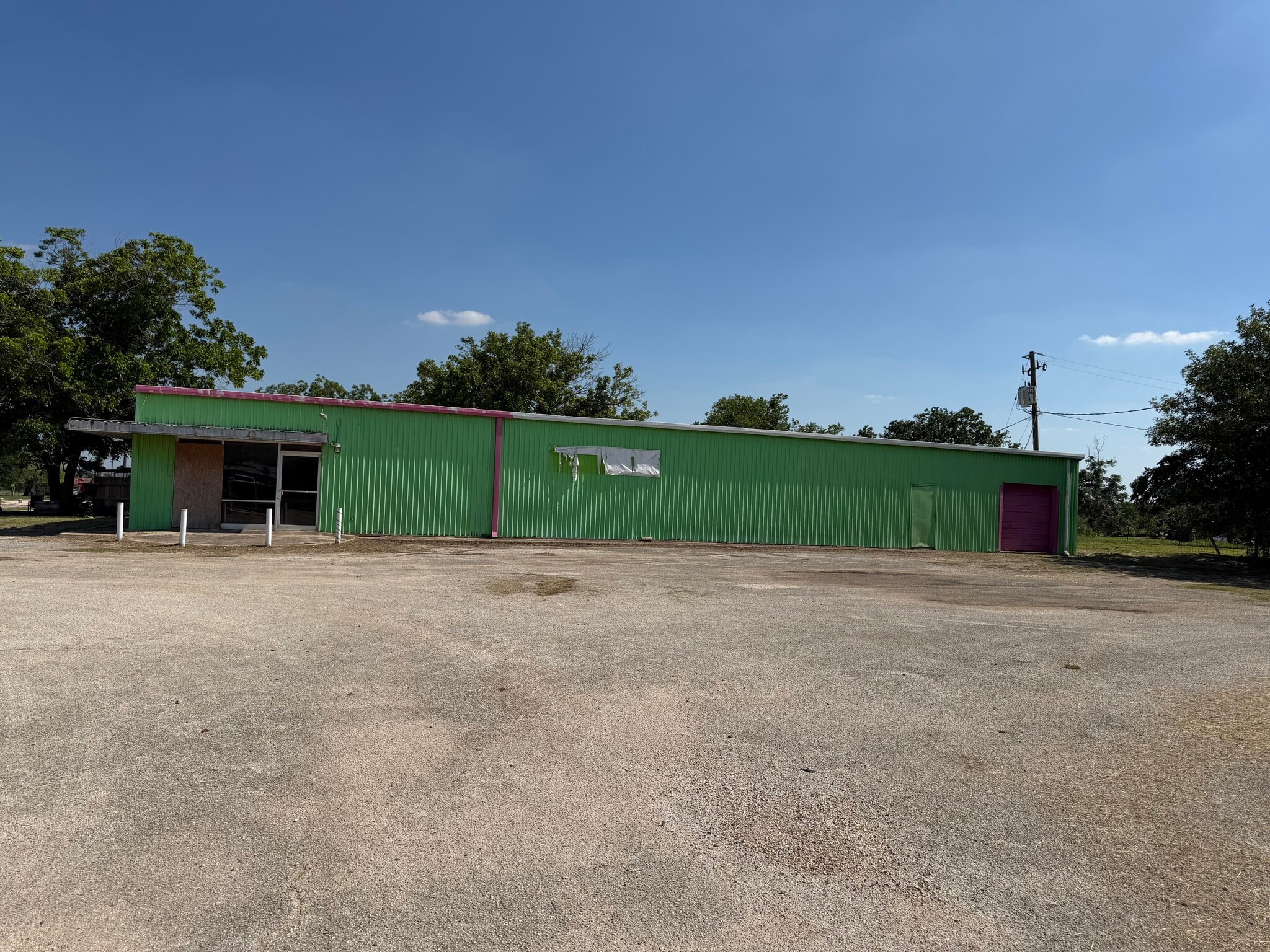 201 W 2nd Ave, Nixon, TX for Sale