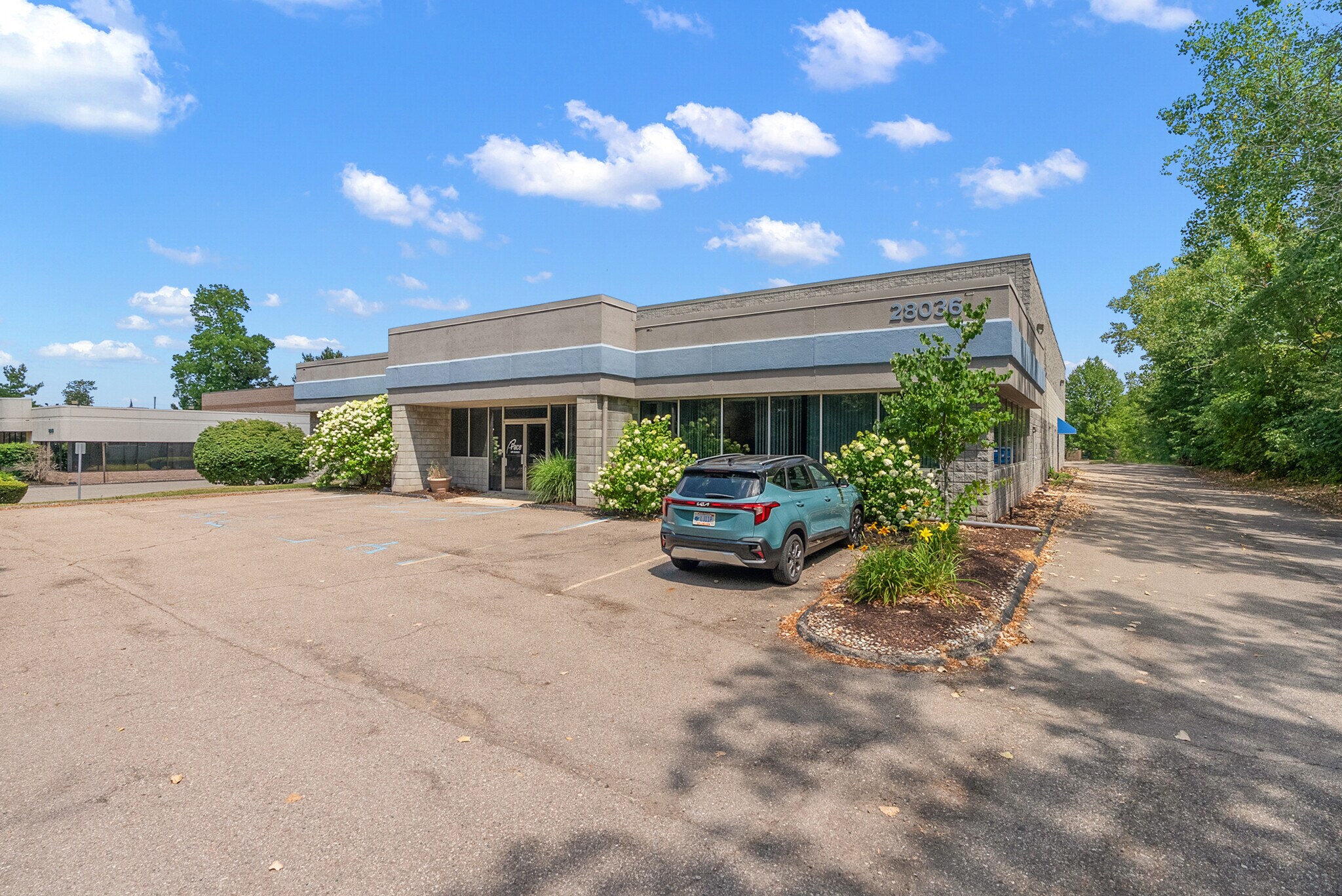28036 Oakland Oaks Ct, Wixom, MI for Sale