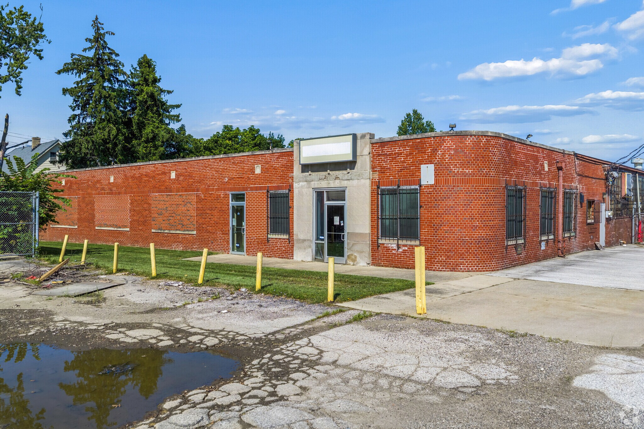 18513 Euclid Ave, Cleveland, OH for Rent