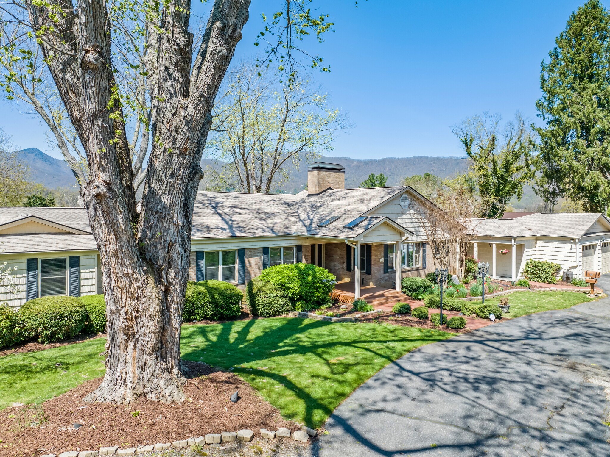 142 Country Club Dr, Waynesville, NC for Sale