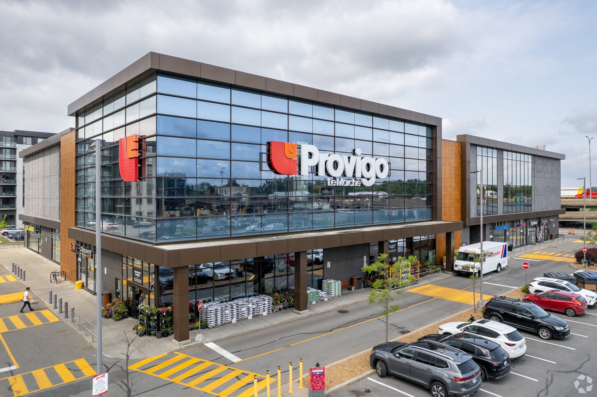 2300-2400 Ch Lucerne, Mt Royal, QC for Rent