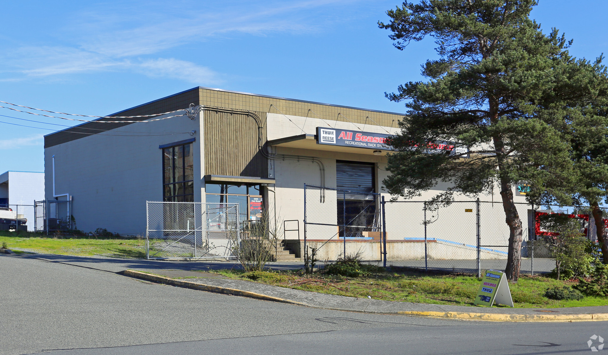 3318-3325 Oak St, Saanich, BC for Rent