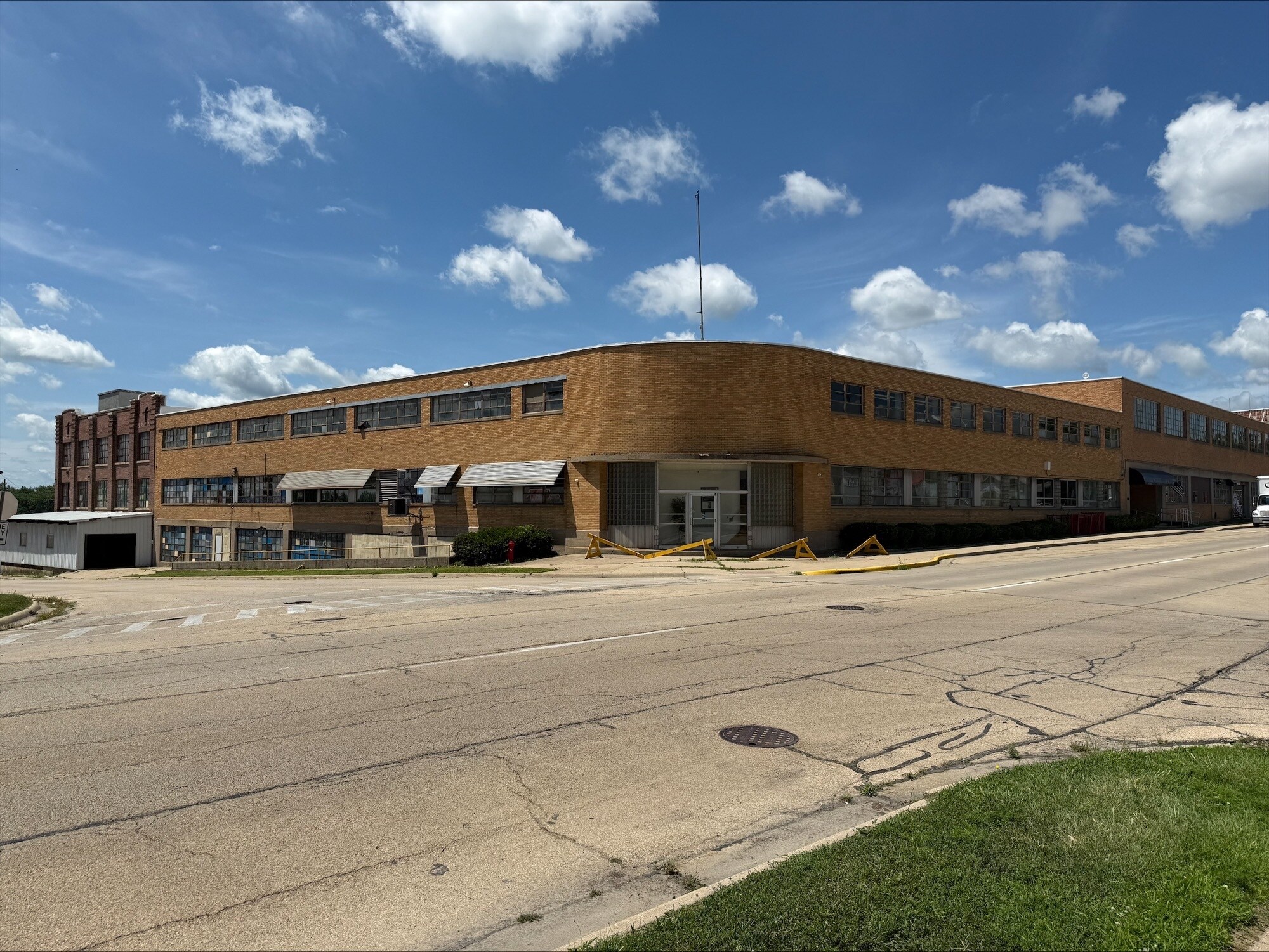 301 W 3rd St, Sterling, IL for Rent