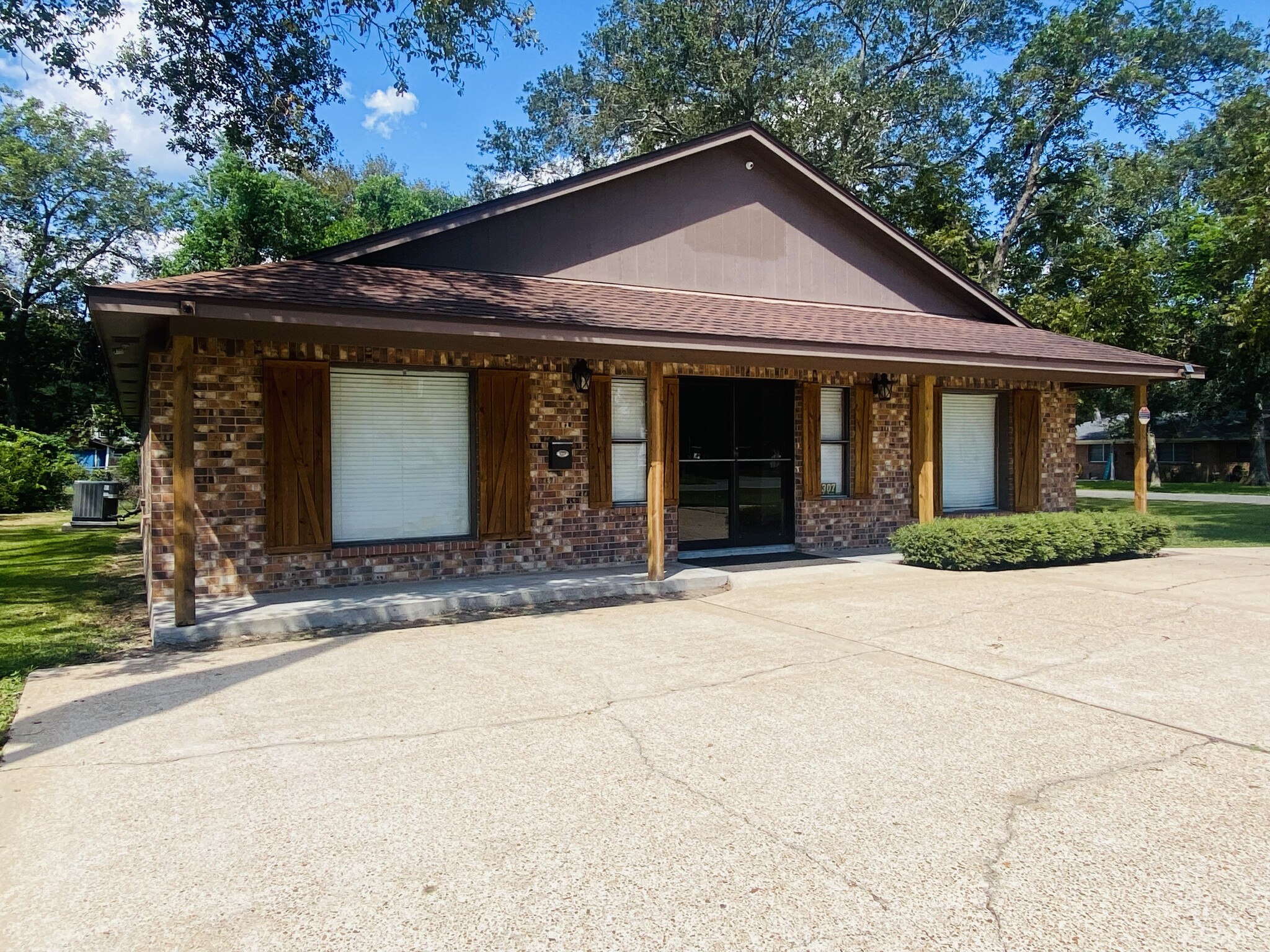 307 E 2nd St, Sweeny, TX for Sale