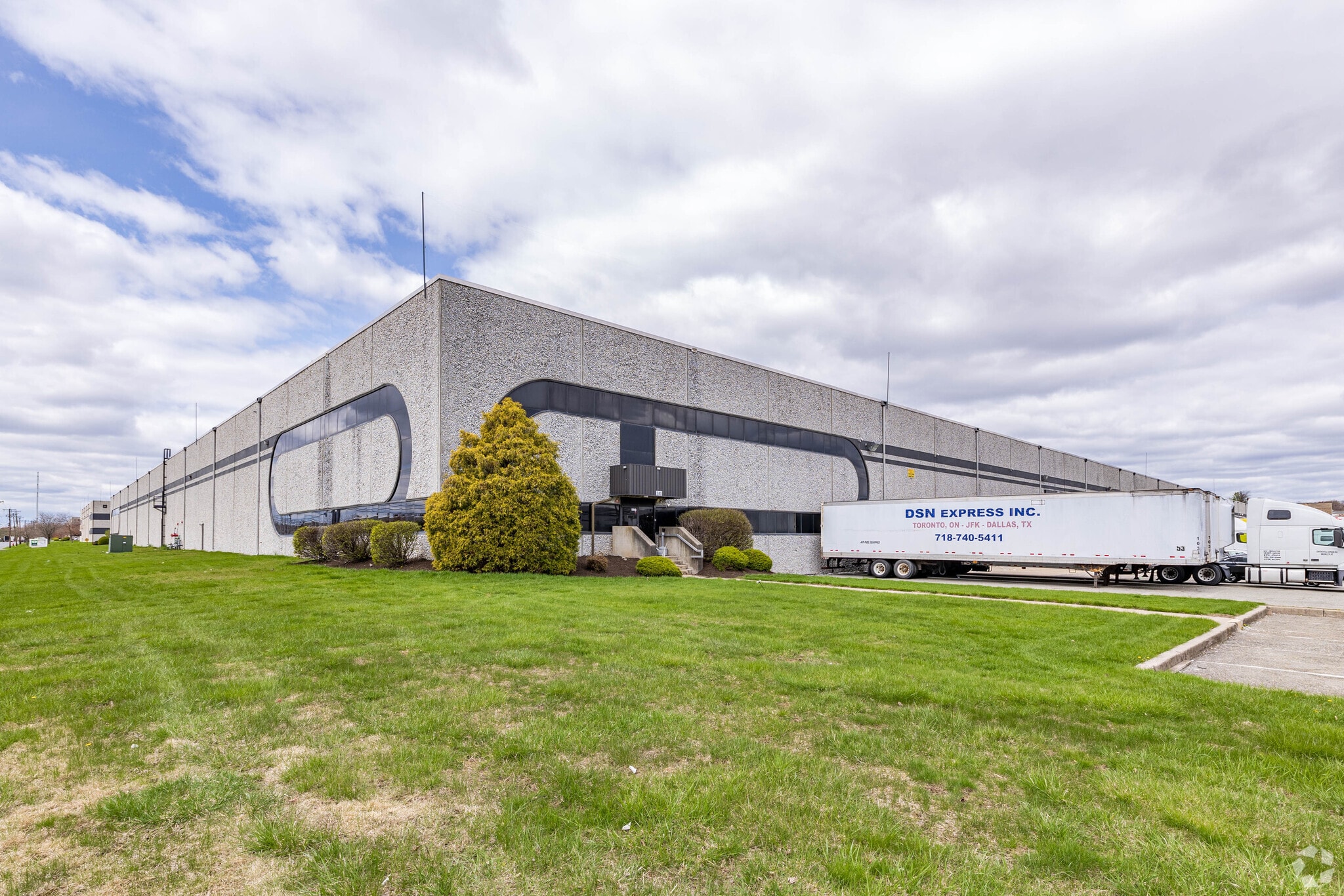 36 Saw Mill Pond Rd, Edison, NJ for Rent