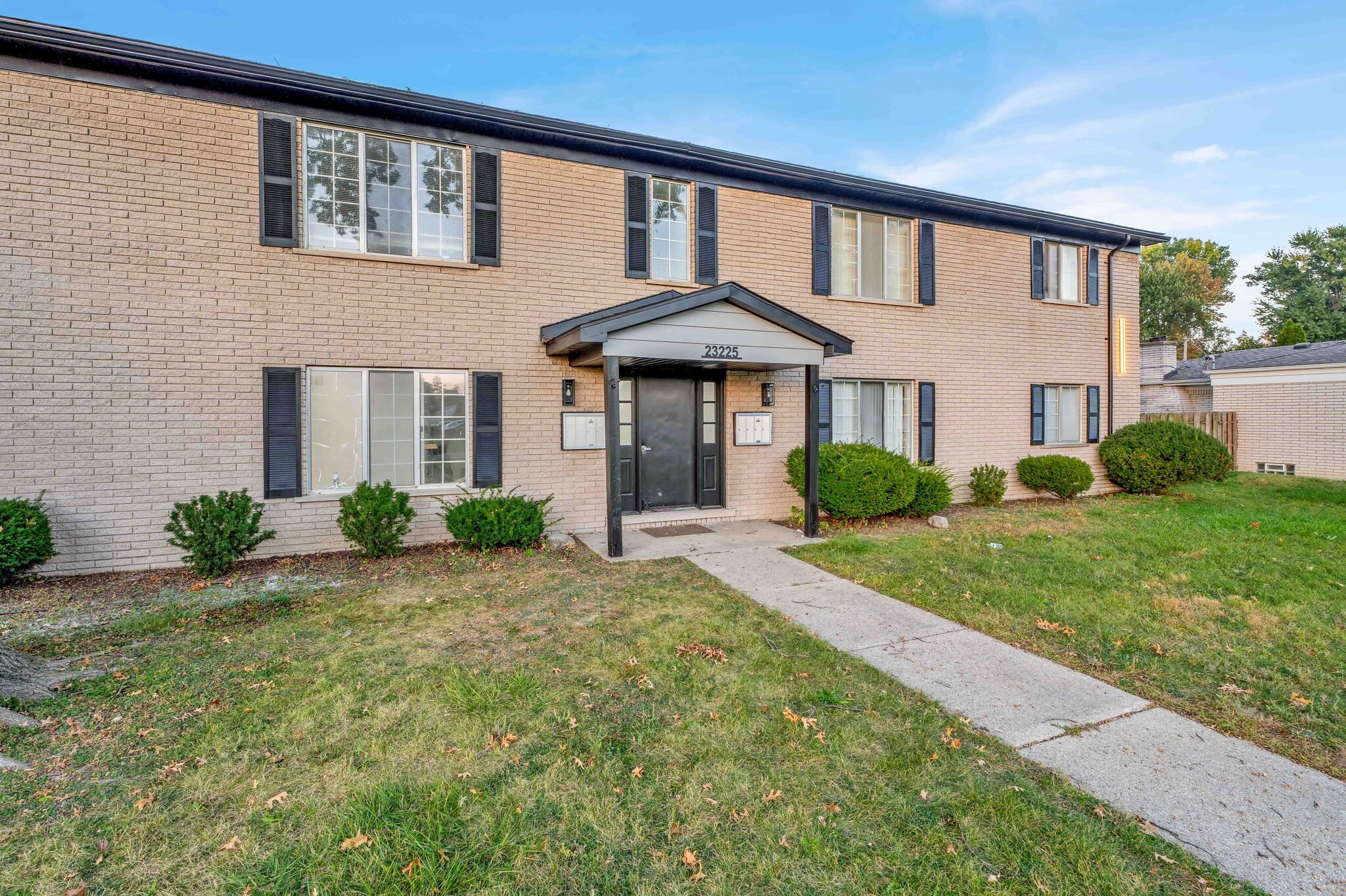 23225 Deanhurst St, Clinton Township, MI for Sale