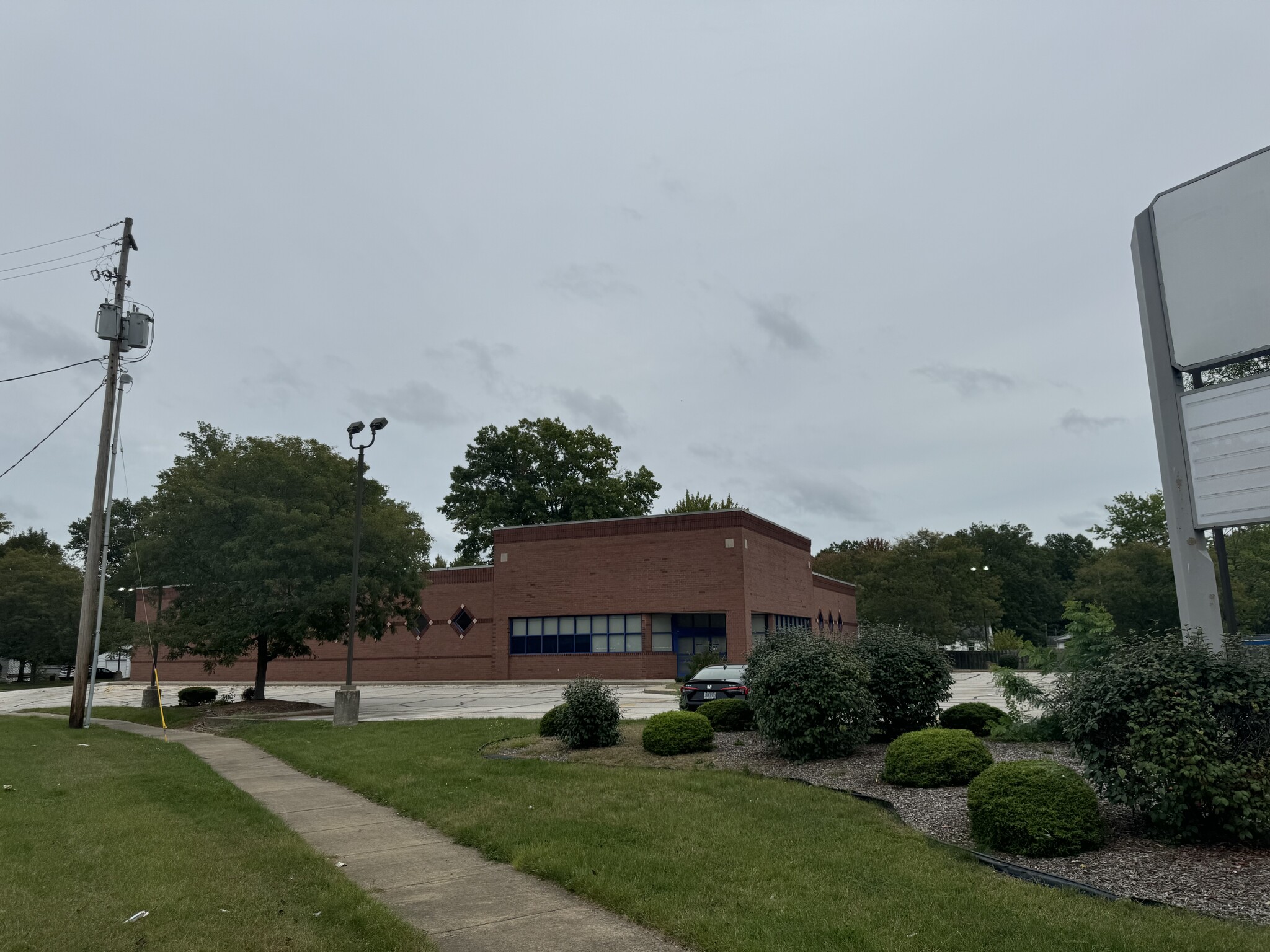 1560 Parkman Rd NW, Warren, OH for Rent