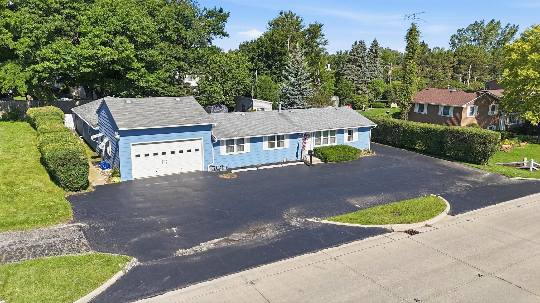34112 N Barron Blvd, Grayslake, IL for Sale