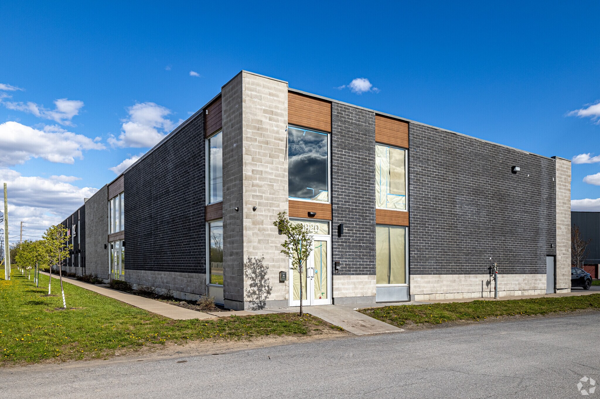3936 Boul Sir-Wilfrid-Laurier, Saint-hubert, QC for Rent