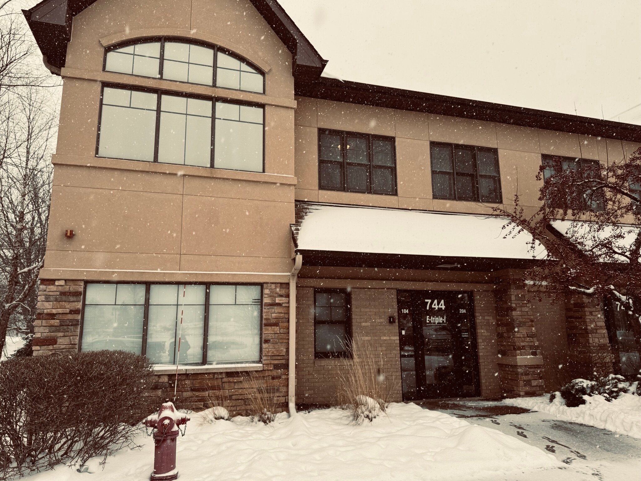 744 Southcross Dr W, Burnsville, MN for Sale