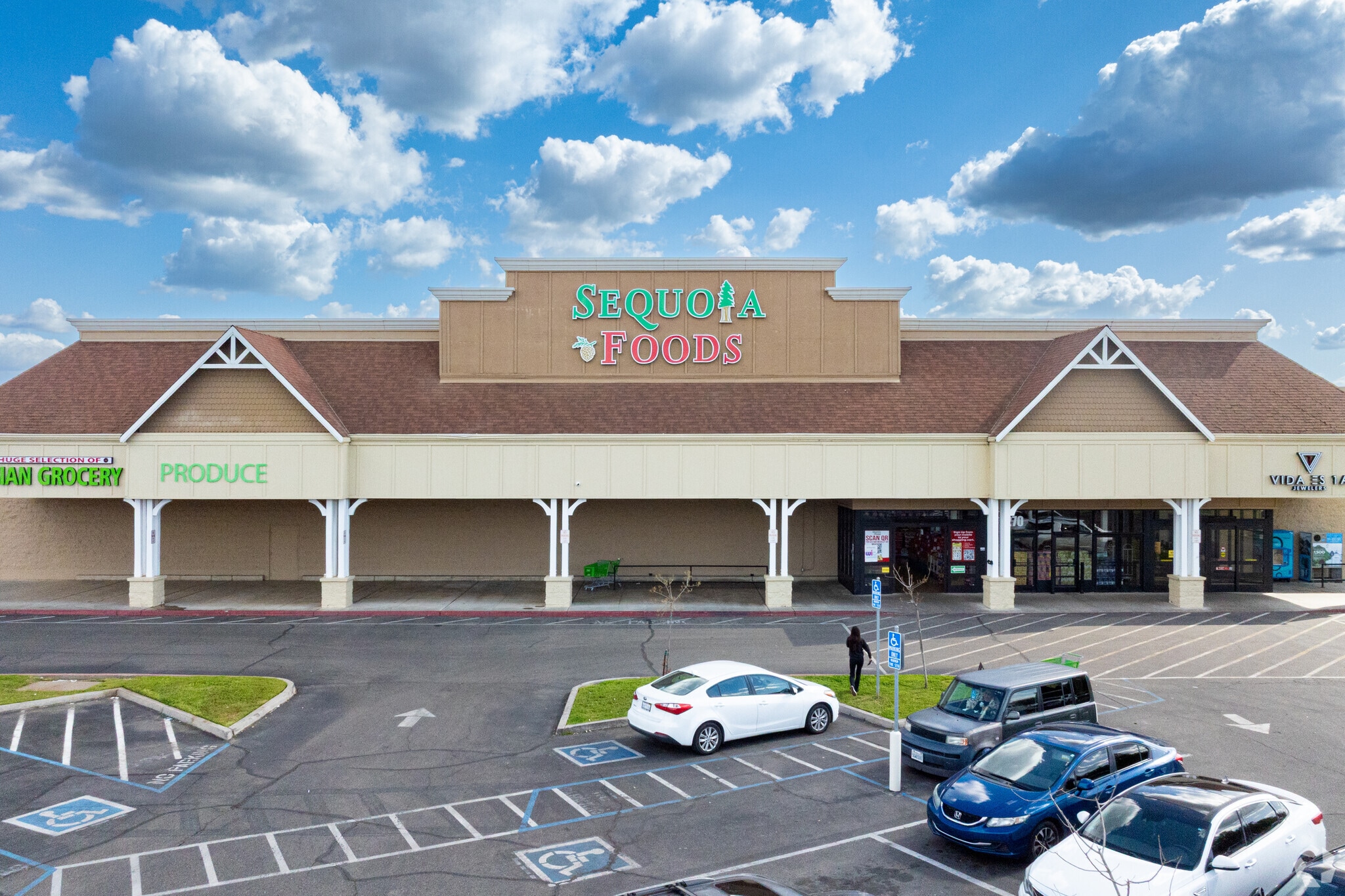 2270 E El Monte Way, Dinuba, CA for Rent