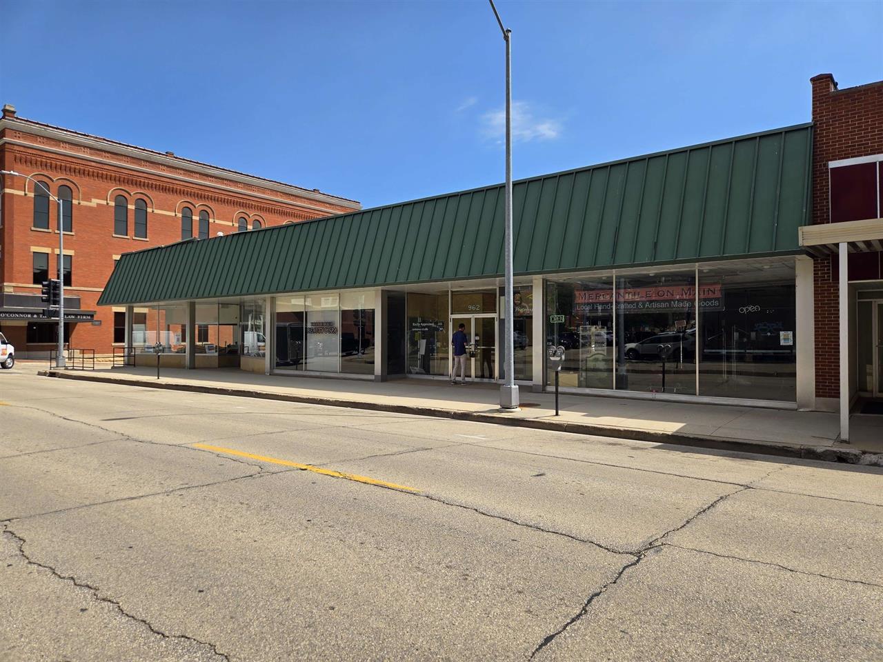962-980 Main St, Dubuque, IA for Rent