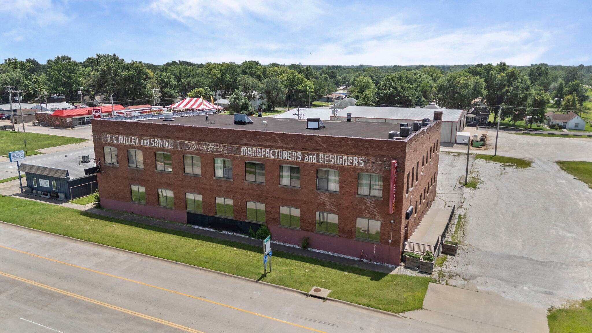 415 W Madison Ave, Iola, KS for Sale