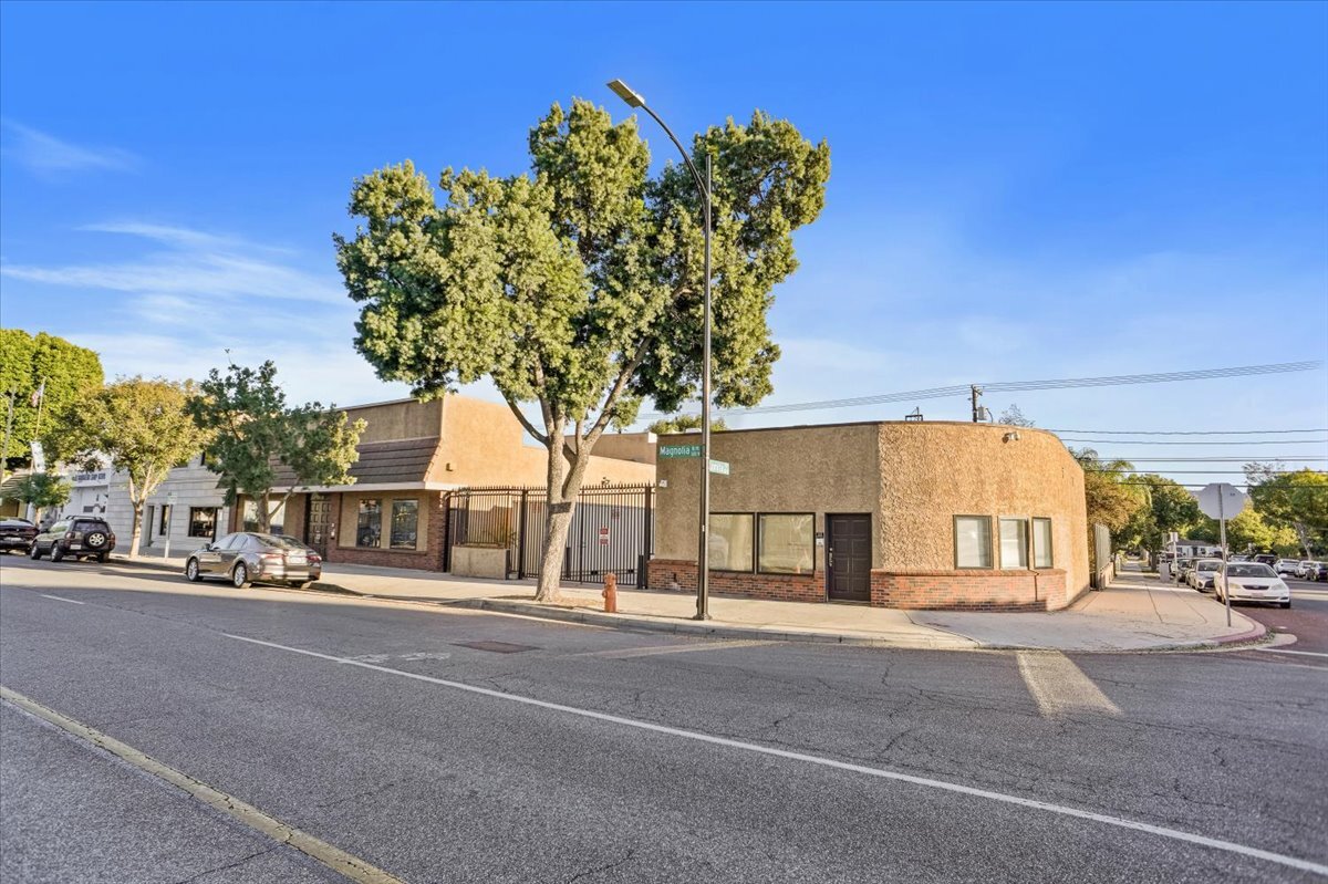 1016 W Magnolia Blvd, Burbank, CA for Sale